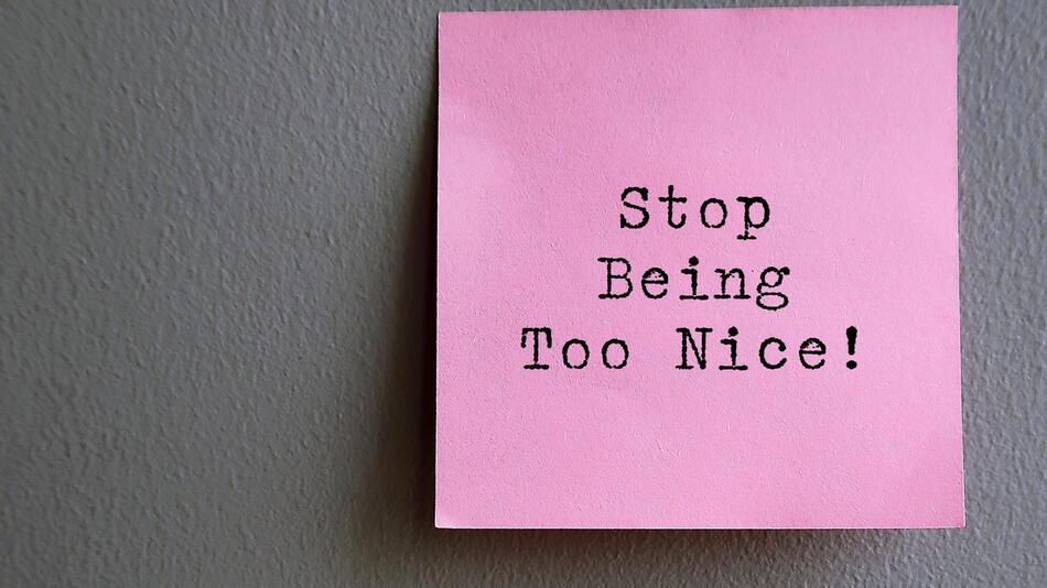 Post-it mit den Worten "Stop being too nice!" darauf