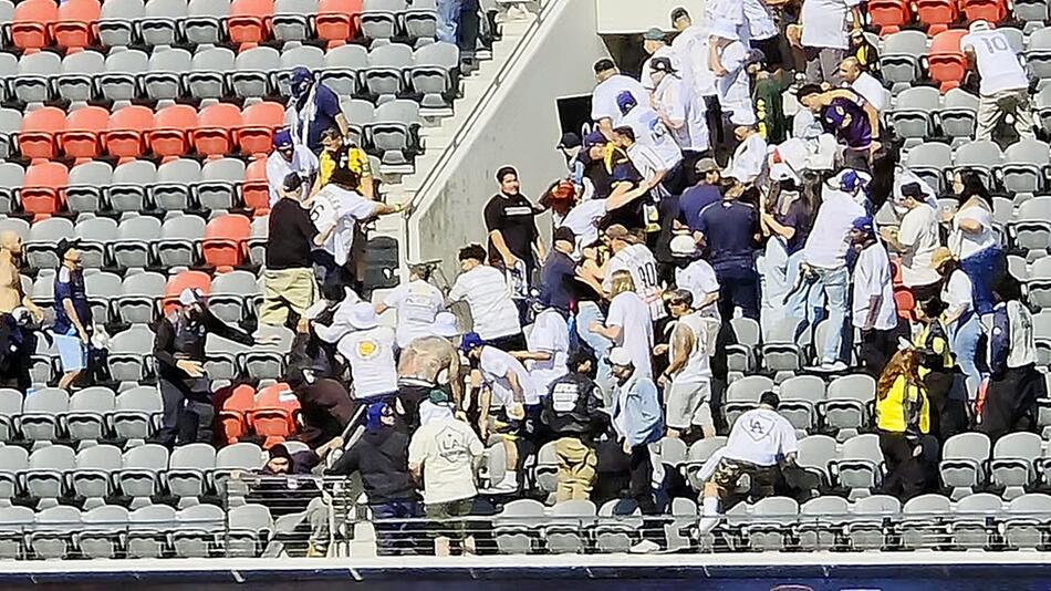 Fußballfans außer Rand und Band: Massenschlägerei nach LA-Galaxy-Pleite