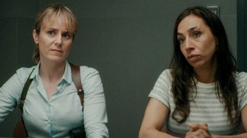 "Tatort: Rapunzel": Isabelle Grandjean (Anna Pieri Zuercher, l.) und Tessa Ott (Carol Schuler) ...