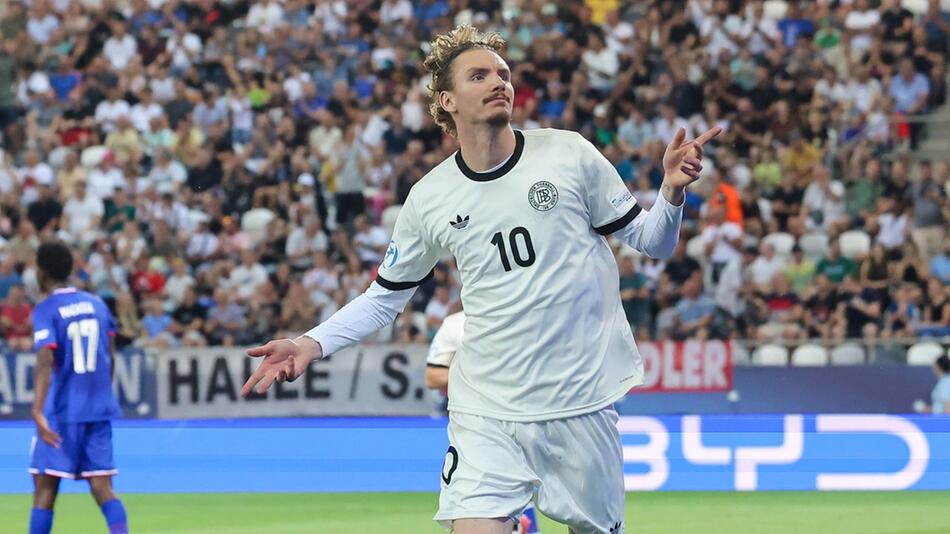 U21-Nationalmannschaftsspieler Nick Woltemade bejubelt seinen Treffer.