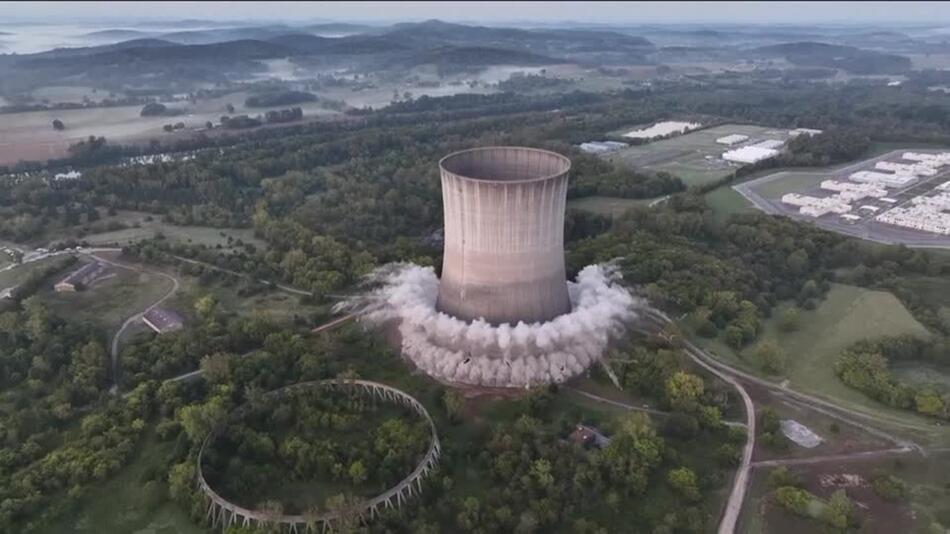 In unter 10 Sekunden: Kontrollierte Sprengung bringt Kühlturm zu Fall 