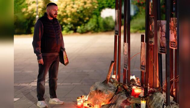 "Tatort: Fackel": Hamza Kulina (Edin Hasanovic) steht vor dem Mahnmal, das an die Opfer des ...