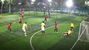Unglaubliche Reaktion beim Fußballtraining: Spieler köpft Abpraller blitzschnell ins Tor