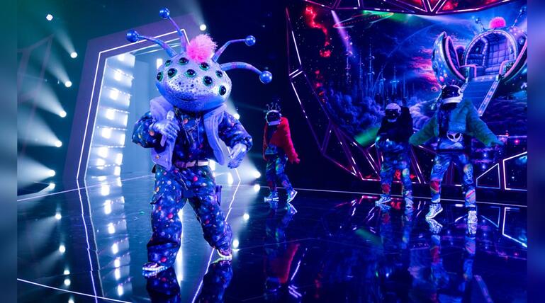 Wer ist Alien "Cosma"? Amira Aly ahnt es gleich.
