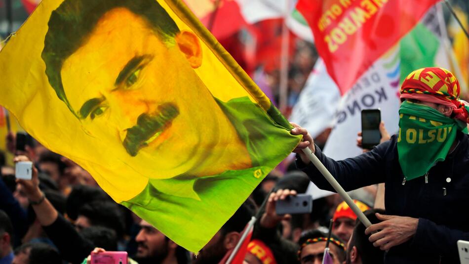 Fahne mit Bild von PKK-Chef Öcalan
