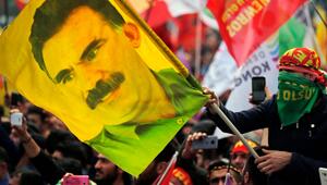Fahne mit Bild von PKK-Chef Öcalan