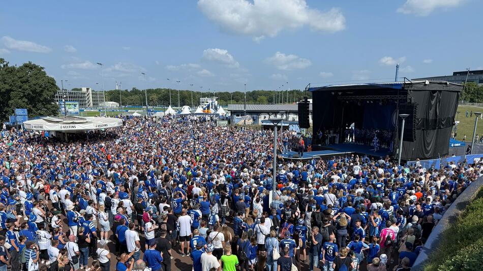 Fußball: 2. Bundesliga, Saisoneröffnung FC Schalke 04