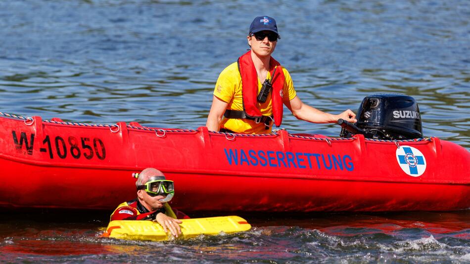 Ein Großaufgebot der Wasserrettung ist im Einsatz (Symboldbild)