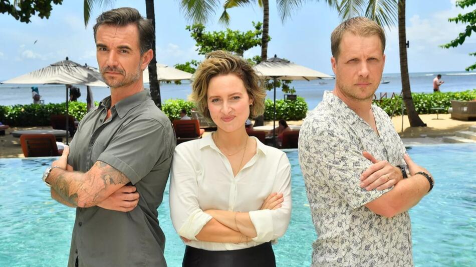 Oliver Pocher (r.) war 2024 neben Wanda Perdelwitz und Florian Silbereisen im "Traumschiff" zu ...