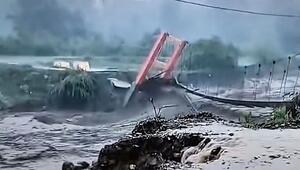 Dörfer zerstört: Sturzflut in Indonesien reißt Häuser und Brücken mit sich