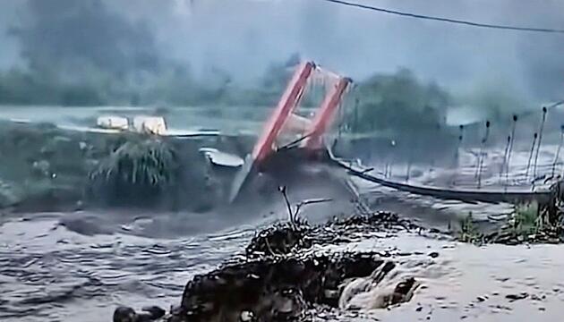 Dörfer zerstört: Sturzflut in Indonesien reißt Häuser und Brücken mit sich