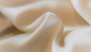 Seide und Satin: Das ist der Unterschied