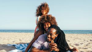 Eine Familie liegt am Strand