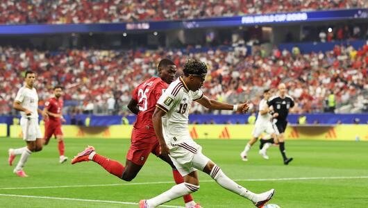 Lamine Yamal geht gegen Portugal in den Zweikampf.