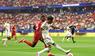 Lamine Yamal geht gegen Portugal in den Zweikampf.