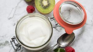 Einmachglas mit einem Milchprodukt steht auf einem Tisch