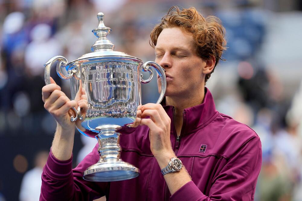 Jannik Sinner küsst nach seinem Triumph bei den US Open in New York die Trophäe