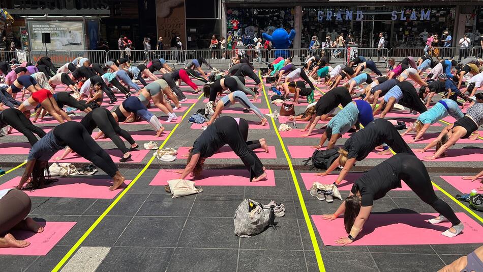 Massen-Yoga auf New Yorks Times Square