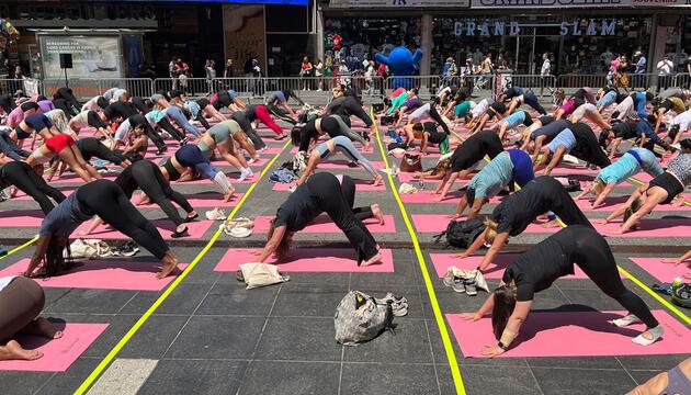 Massen-Yoga auf New Yorks Times Square