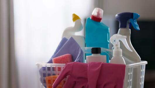 Vier Putzmittel reichen für den Hausputz