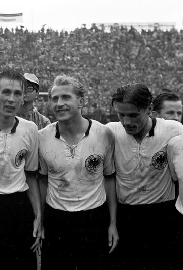 Deutschlands Nationalmannschaft nach dem Endspielsieg bei der WM 1954 über Ungarn in Bern