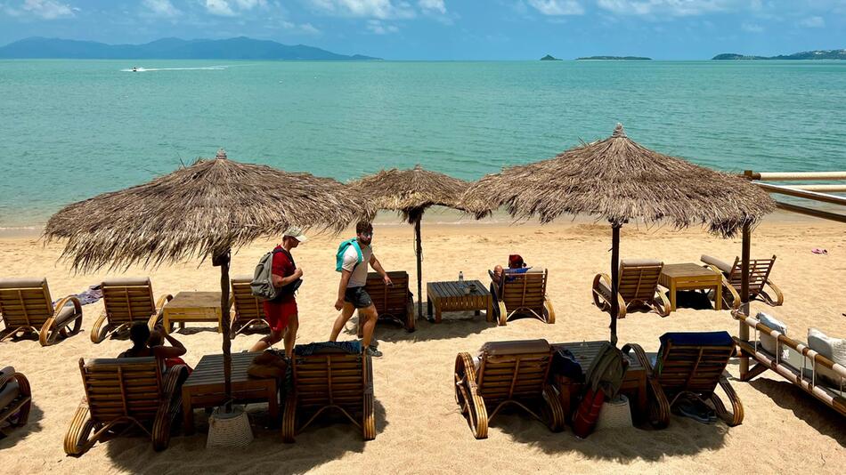 Urlauber liegen am Strand in Bophut auf Koh Samui