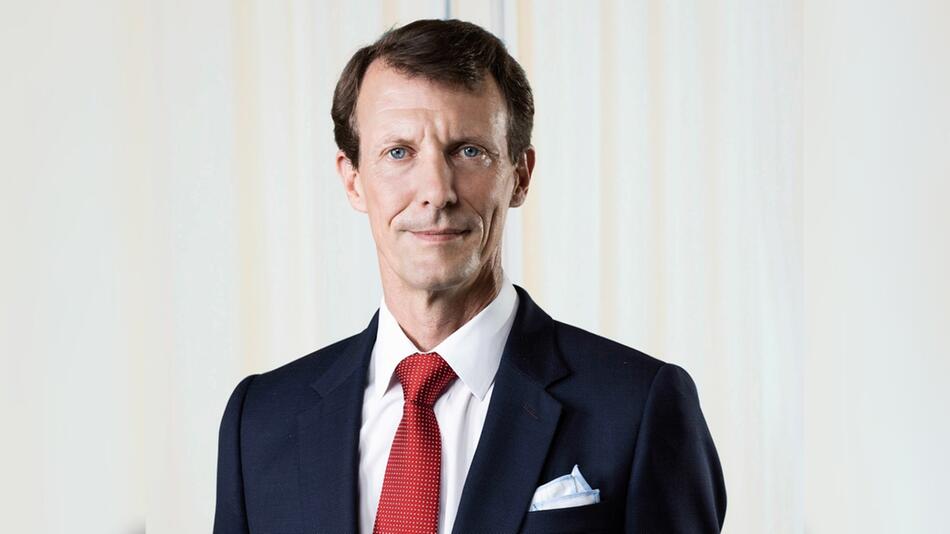 Mit Anzug, roter Krawatte und Einstecktuch präsentiert sich Prinz Joachim auf dem Foto, welches ...