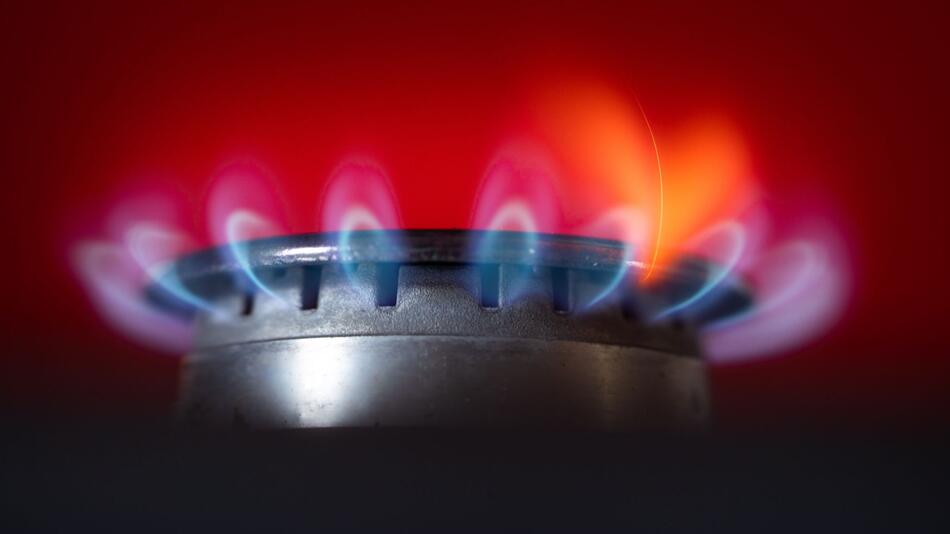 Flamme eines Gasherdes brennt in einer Küche