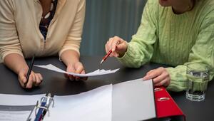 Zwei Frauen bei einem Beratungsgespräch