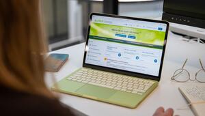 Eine Frau nutzt "Mein Elster" auf einem Laptop