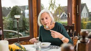 Seniorin beim Essen