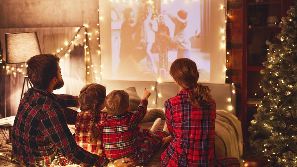 Familie vor der Leinwand