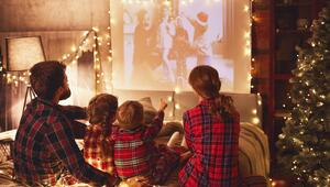 Familie vor der Leinwand
