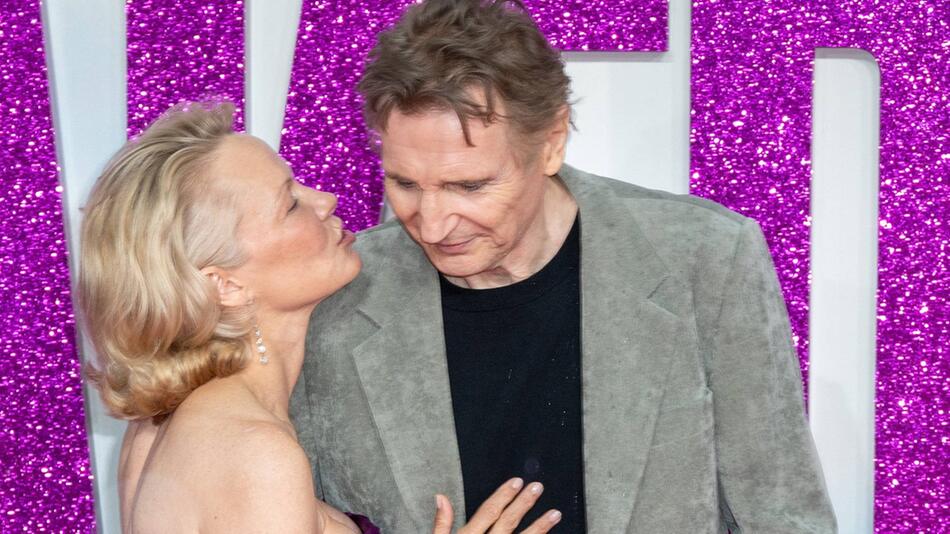 Pamela Anderson und Liam Neeson zeigen sich auf dem roten Teppich sehr vertraut miteinander.