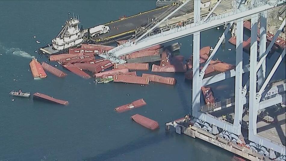 Container in Hafenbecken in Kalifornien gefallen