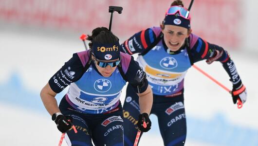 Julia Simon (l) und Justine Braisaz-Bouchet (r)