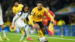 Jobe Bellingham (Borussia Dortmund) führt den Ball.