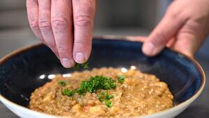 Teller mit einer vegetarischen Linsensuppe