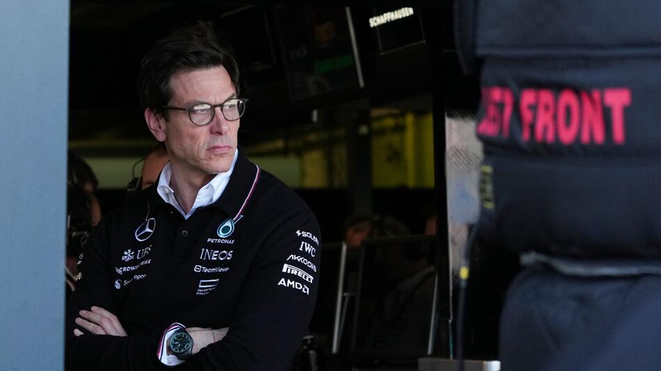 Mercedes-Teamchef Toto Wolff in der Box
