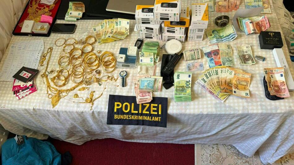 Sichergestelltes Bargeld, Schmuck und weitere Utensilien