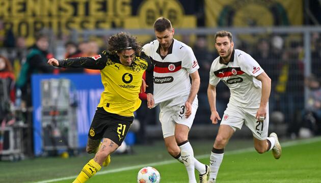 Fabio Silva und Karol Mets kämpfen um den Ball.