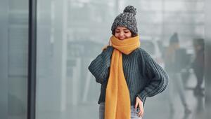 Schon ein Schal in einem kräftigen Ton wie Senfgelb verändert ein Outfit völlig.