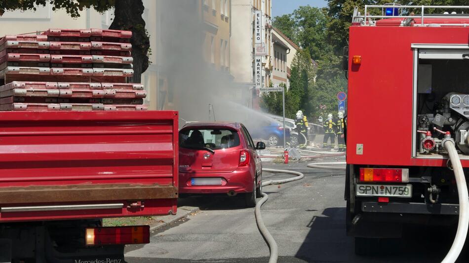 Drei Menschen bei Explosion in Mehrfamilienhaus verletzt