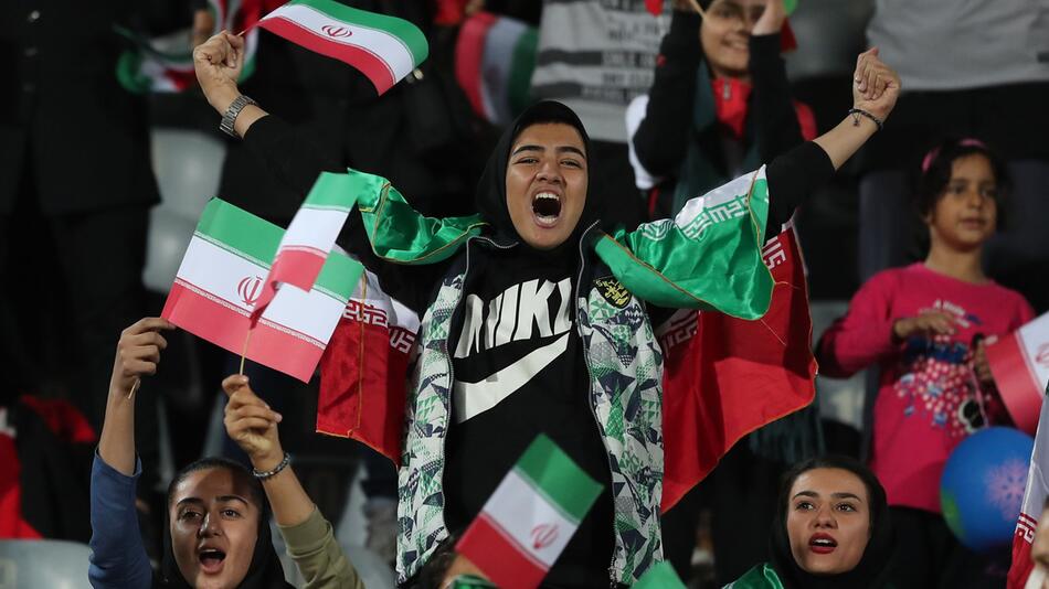 Iranische Frauen dürfen ins Fußballstadion