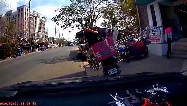 Außer Kontrolle: Herrenloser Lkw-Reifen kracht in Auto