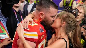 Taylor Swift küsst Travis Kelce