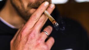 Mann raucht einen Joint