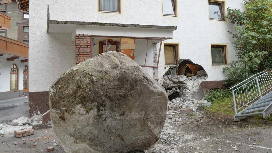 Felsbrocken prallt gegen Haus