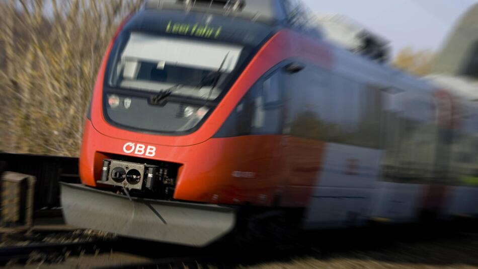 Zug der österreichischen Bundesbahn in voller Fahrt