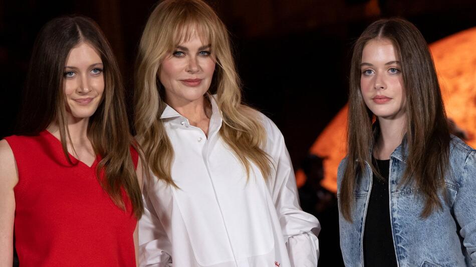 Nicole Kidman mit ihren Töchtern Sunday Rose (l.) und Faith Margaret (r.) auf der Paris Fashion ...